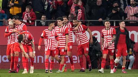 Los jugadores del Girona FC celebran un gol de Yangel Herrera