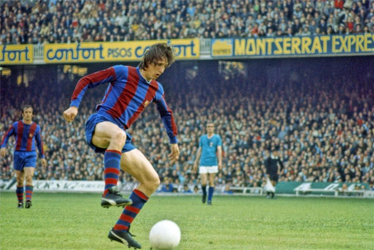 Johan Cruyff controla el balón en el Camp Nou
