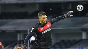 El portero del Toluca, Tiago Volpi, en acción