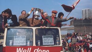 Los jugadores y Shankly celebran el título de la FA Cup de 1965