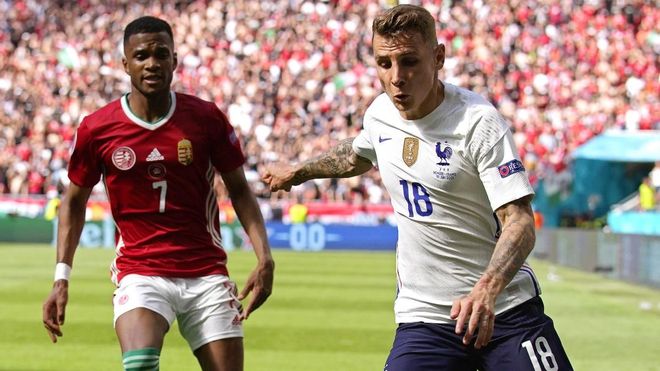 Digne (derecha) durante el partido ante Hungría Digne (derecha) durante el partido ante Hungría