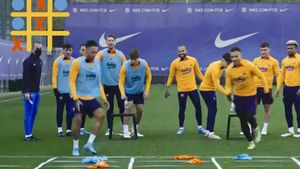 ¡Qué bien se lo pasan! La vacilada de Braithwaite a Auba durante los juegos en un entrenamiento ¡Qué bien se lo pasan! La vacilada de Braithwaite a Auba durante los juegos en un entrenamiento