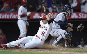 Tommy La Stella # 9 de Los Angeles Angels of Anaheim pasa a Gary Sanchez # 24 de los New York Yankees para anotar en la sexta entrada en el Angel Stadium de Anaheim en Anaheim, California. Tommy La Stella # 9 de Los Angeles Angels of Anaheim pasa a Gary Sanchez # 24 de los New York Yankees para anotar en la sexta entrada en el Angel Stadium de Anaheim en Anaheim, California.