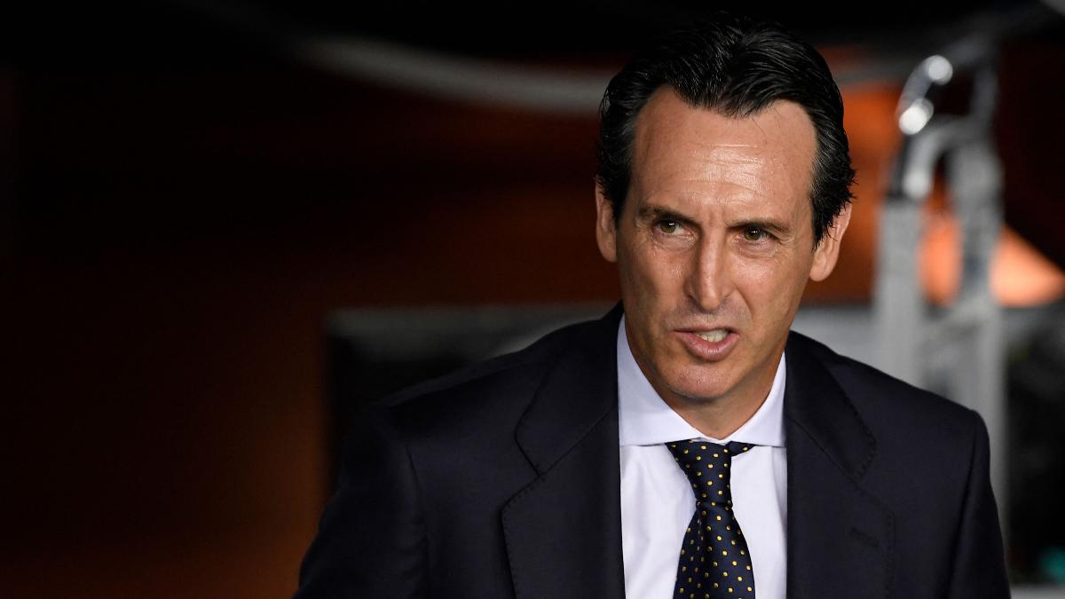 Unai Emery camina hacia el Aston Villa