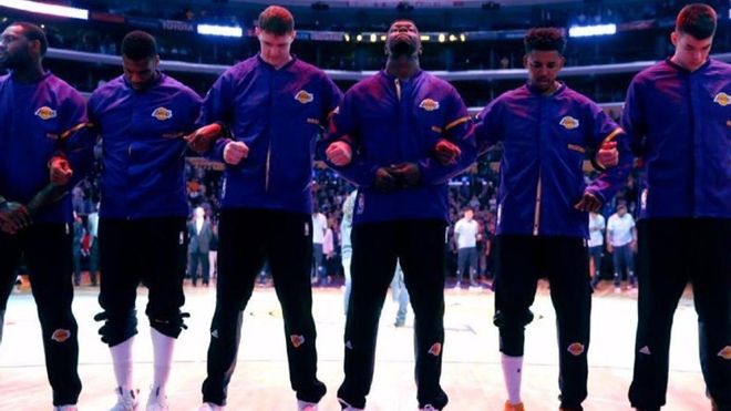 Los jugadores deberán escuchar el himno nacional de pie Los jugadores deberán escuchar el himno nacional de pie