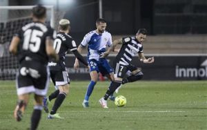 Rubén Castro disputando un balón con Grego, del Sabadell Rubén Castro disputando un balón con Grego, del Sabadell