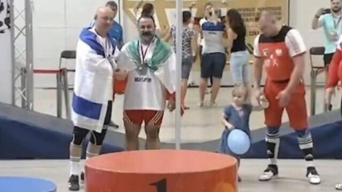 Irán suspende de por vida a un levantador de pesas por dar la mano a un israelí