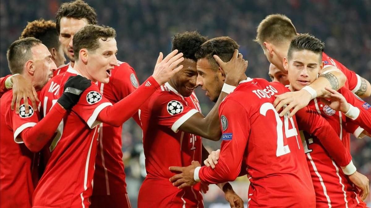 Tolisso, autor de dos goles, recibe la felicitación de sus compañeros Tolisso, autor de dos goles, recibe la felicitación de sus compañeros