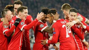 Tolisso, autor de dos goles, recibe la felicitación de sus compañeros Tolisso, autor de dos goles, recibe la felicitación de sus compañeros
