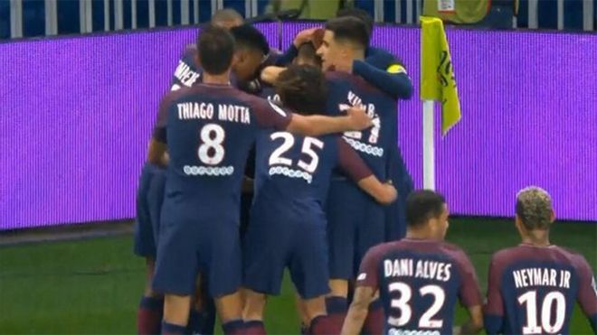 Alves y Neymar no celebraron el gol de Cavani Alves y Neymar no celebraron el gol de Cavani