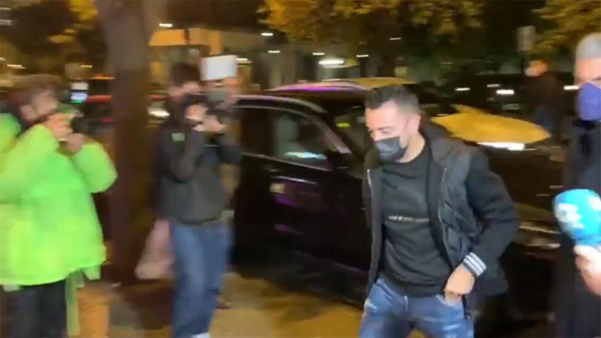 Xavi llega a la cena de conjura del Barça
