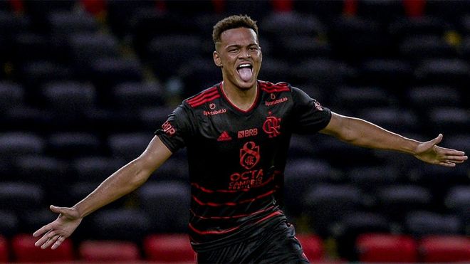 Rodrigo Muniz celebra uno de los dos goles que marcó con el Flamengo Rodrigo Muniz celebra uno de los dos goles que marcó con el Flamengo