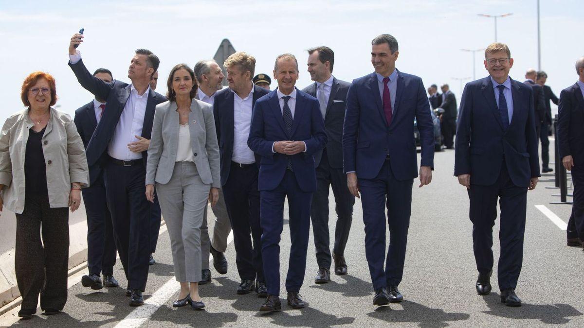 Pedro Sánchez, Ximo Puig, Reyes Maroto y Gloria Calero acompañan a Herbert Deiss, CEO de Volkswagen, en su visita a Sagunt tras el anuncio de la gigafactoría.