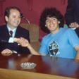 Diego Armando Maradona junto a Josep Lluís Núñez el día de su fichaje por el Barça