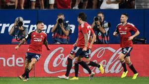 Los jugadores de Osasuna celebran el primer tanto