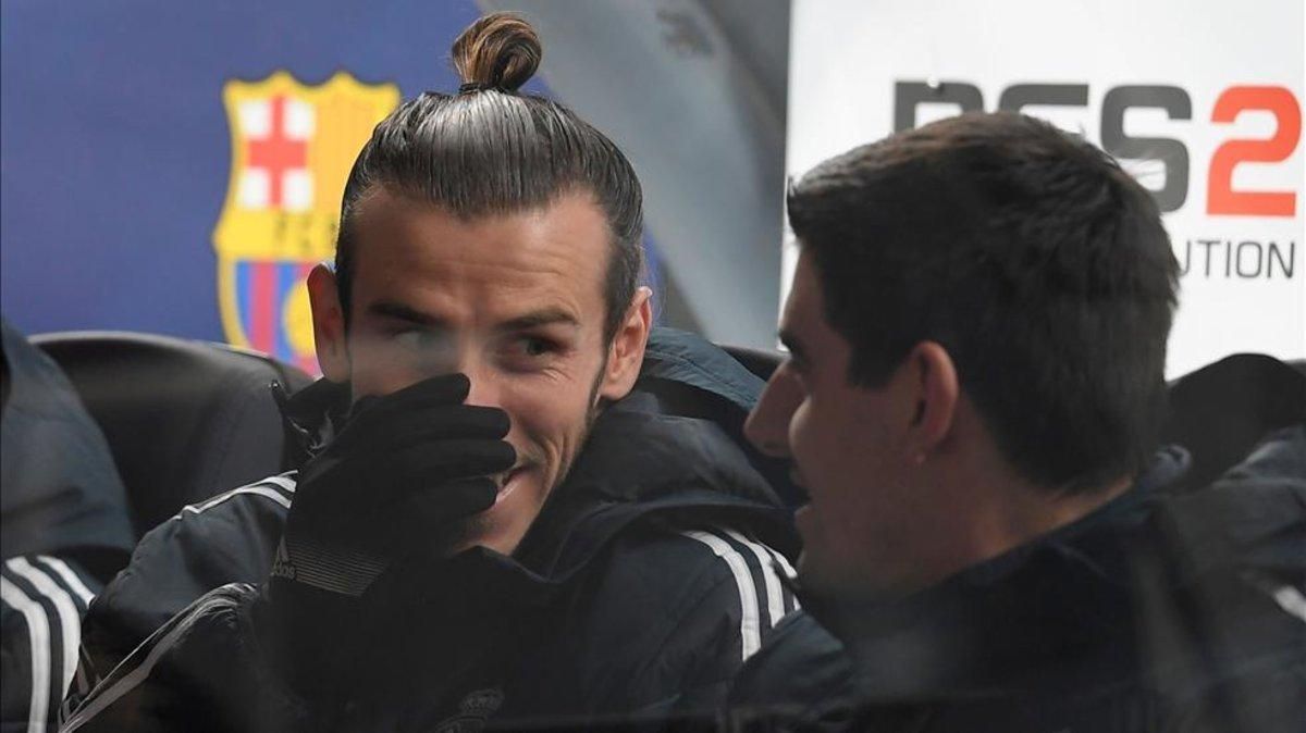 Bale y Courtois en el banquillo del Camp Nou Bale y Courtois en el banquillo del Camp Nou