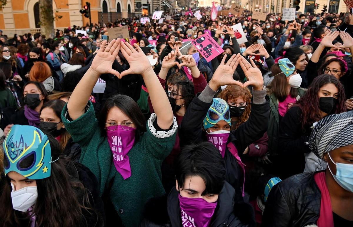 Miles de mujeres marchan en Roma contra la violencia machista